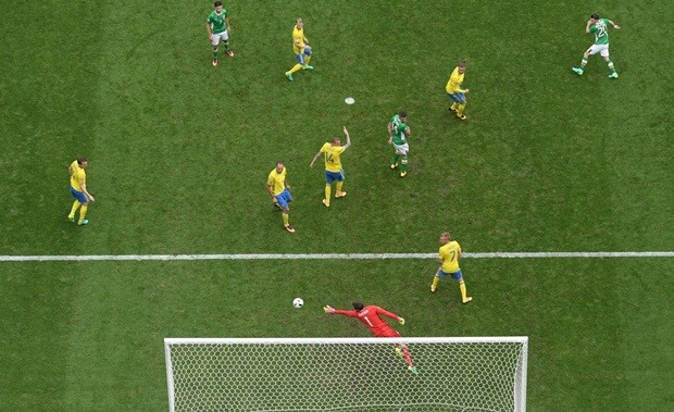 Thế nhưng các CĐV CH Iceland không phải đợi lâu khi phút 47, lưới của Thụy Điển đã rung lên sau cú sút nối rất nhanh của Hoolahan. Ảnh: Internet.