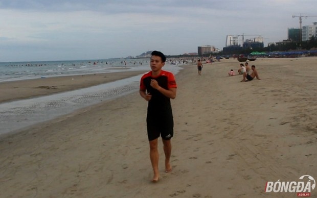 Anh Khoa chạy ở biển Mỹ Khê. Ảnh: Thanh Hoài.