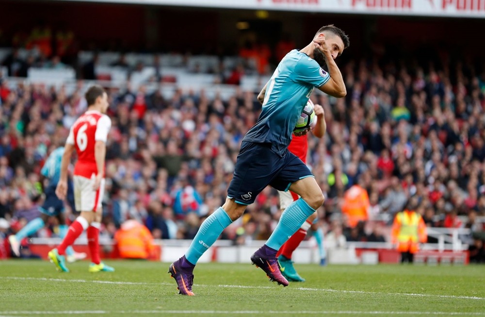Arsenal-3-2-Swansea-10