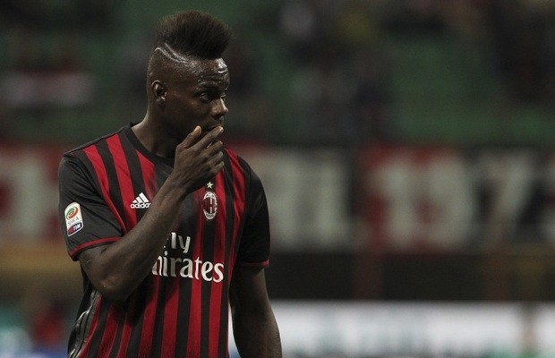 Balotelli không thể hiện được gì trong màu áo Milan. Ảnh: Internet.