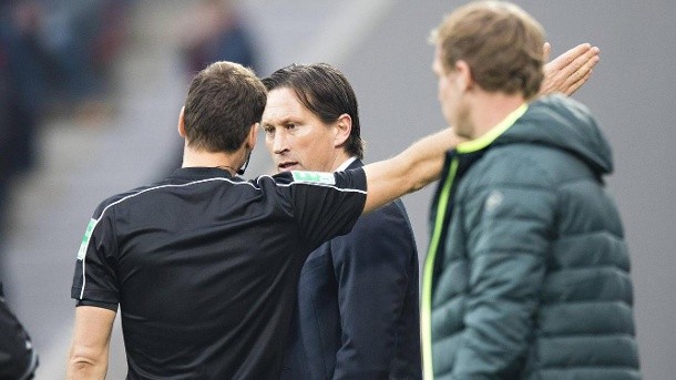 bayers-trainer-roger-schmidt-wird-von-schiedsrichter-bastian-danckert-li-auf-die-tribuene-verwiesen-