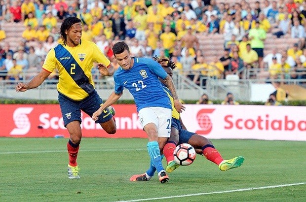 Coutinho bất lực trước hàng thủ Ecuador. Ảnh: Internet.