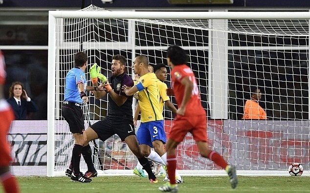Các cầu thủ Brazil phản ứng quyết liệt với trọng tài chính Andres Cunha nhưng không có kết quả. Ảnh: Internet.