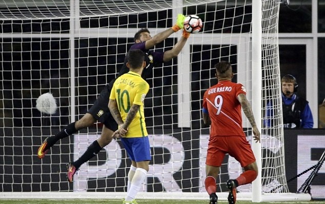 Sự chùn xuống ở hiệp hai với tư tưởng cầu hòa khiến khung thành Brazil liên tục gặp sóng gió. Ảnh: Internet.