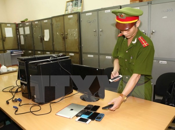 Tang vật thu giữ được trong một vụ phá án tổ chức cá độ bóng đá trên mạng Internet. Ảnh: Doãn Tấn.