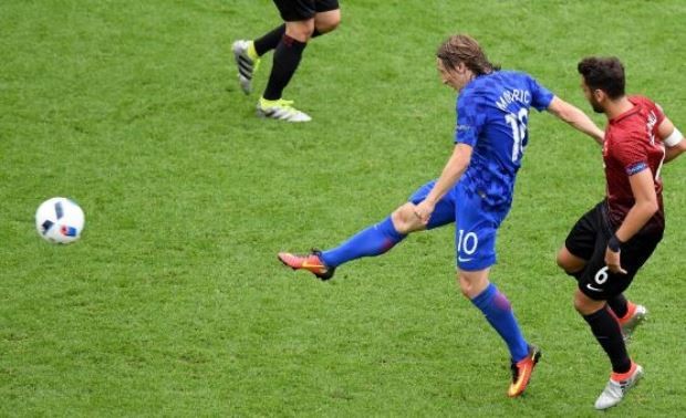 Modric có bàn thắng tuyệt đẹp vào lưới Thổ Nhĩ Kỳ. Ảnh: Internet.