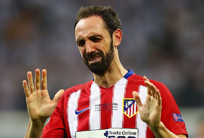 Áo đấu của Juanfran được các CĐV Atletico Madrid mua nhiệt tình sau trận chung Champions League. Ảnh: Internet.