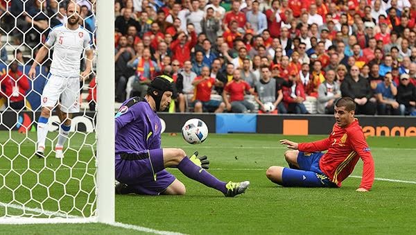 Cech liên tục làm nản lòng Morata. Ảnh: Internet.