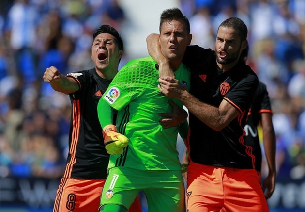 diego-alves-truat-ngoi-vua-cua-huyen-thoai-barca