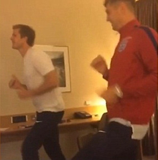 Màn Running Man mới đây cùng John Stones cho thấy tâm lý thoải mái của Dier. Ảnh: Internet.
