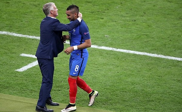 Payet rời sân và rơi nước mắt trong vòng tay Deschamps. Ảnh: Internet.