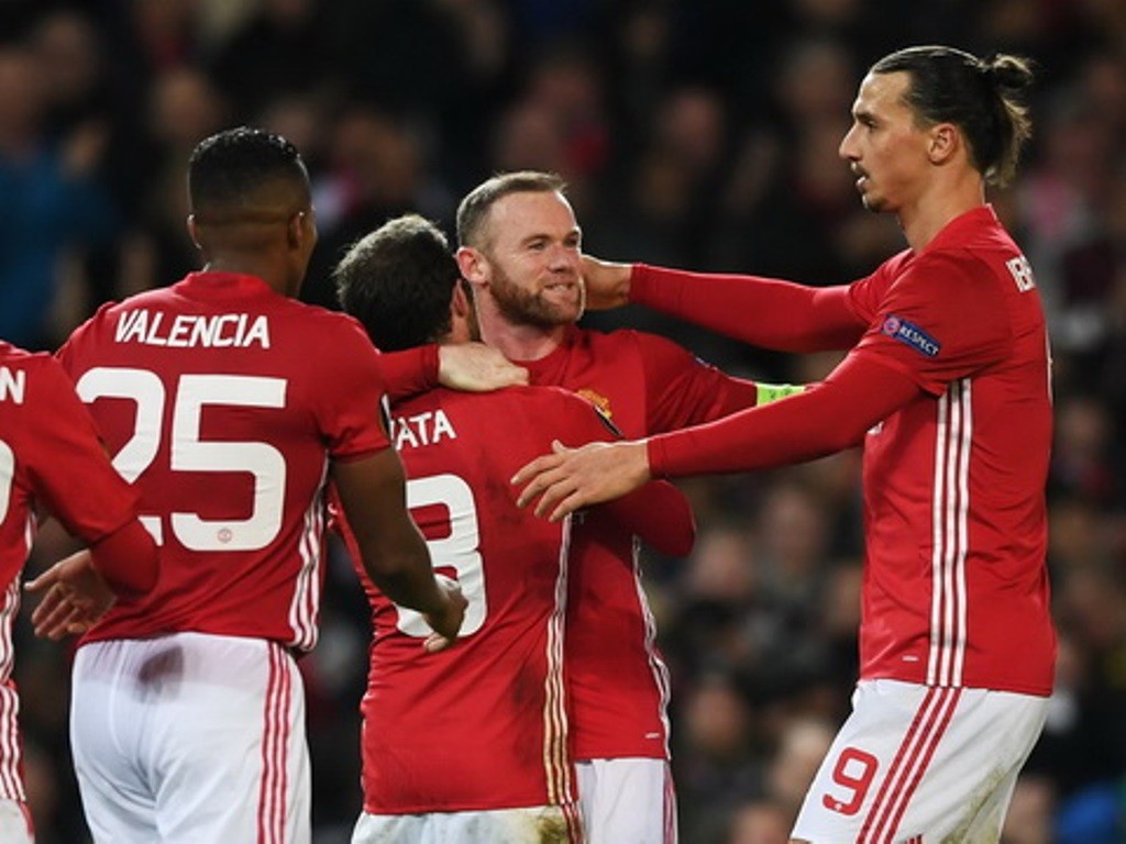 du-am-mu-40-feyenoord-ngay-rooney-tu-khac-ten-minh-tren-bia-da