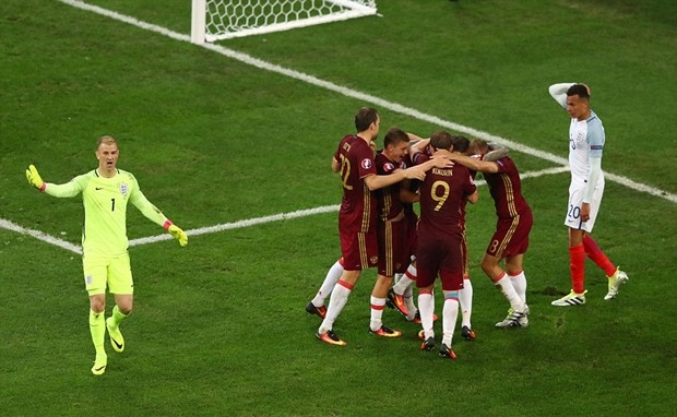 Thầy trò Roy Hodgson đánh mất hai điểm quý giá ở những phút bù giờ. Ảnh: Internet.