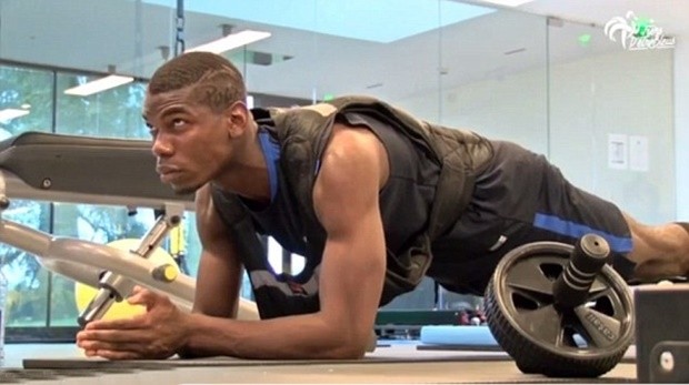 Paul Pogba bị chỉ trích khá nhiều ở trận ra quân gặp Romania. Ảnh: Internet.