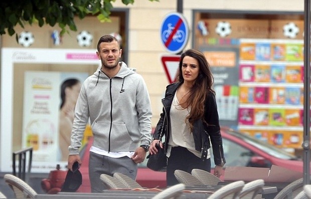 Sau khi kết thúc lượt trận đầu, tuyển Anh được xả trại. Tranh thủ thời gian này, Jack Wilshere đi gặp vị hôn thê. Ảnh: Internet.