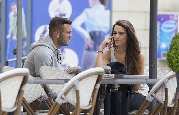 Dù bận rộn tại EURO 2016 nhưng Wilshere vẫn quyết định đón người đẹp sang cùng. Ảnh: Internet.