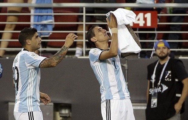 Đó là lý do vì sao Di Maria mặt tếu táo ôm hôn chiếc áo đấu có dòng chữ: 