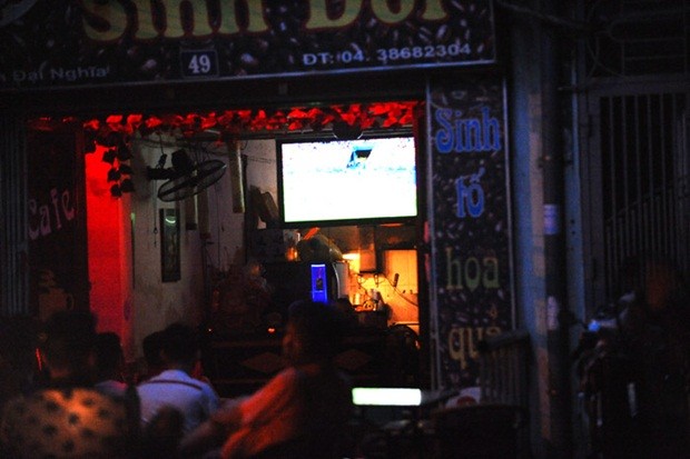 Một quán cafe trên đường Trần Đại Nghĩa chỉ có khoảng chục người xem. Ảnh: Internet.