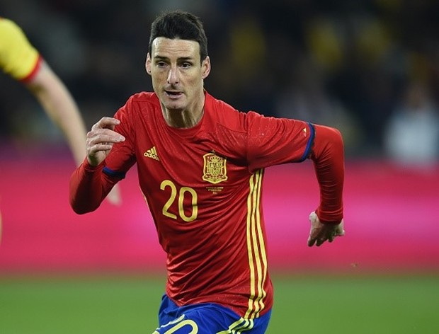 6. Aritz Aduriz (Tây Ban Nha): HLV Vicente vừa tạo một cú sốc lớn khi quyết định loại cả Fernando Torres lẫn Diego Costa khỏi danh sách tham dự EURO và trao cơ hội cho những chân sút mới như Alvaro Morata, Nolito hay thậm chí là 