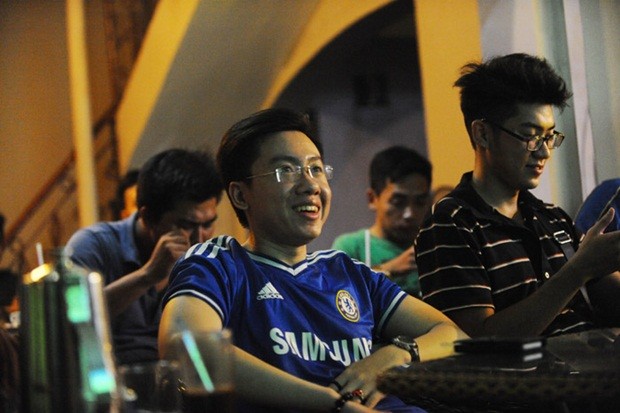 Một fan của Chelsea hâm mộ tuyển Pháp. Trong trận ra quân Pháp đã giành chiến thắng nghẹt thở 2-1 trước Romania. Ảnh: Internet.