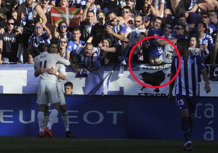 fan-alaves-tut-quan-quay-mong-ve-phia-ronaldo-1