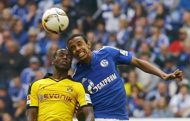 fc_schalke_04s_joel_matip_in_action_with_borussia_dortmunds_adri_182543