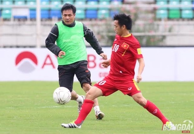 Sau màn khởi động nhẹ của các cầu thủ Việt Nam trên sân Thuwunna (Myanmar), toàn đội được chia làm hai đội hình thi đấu đối kháng. HLV Nguyễn Hữu Thắng chấp nhận làm quân xanh trong buổi tập của ĐT Việt Nam. Ảnh: Gia Minh.