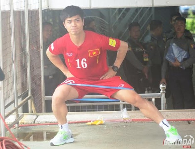 Trong khi toàn đội tích cực tập luyện thì tiền đạo Nguyễn Công Phượng phải tập riêng ngoài sân. Ảnh: Gia Minh.