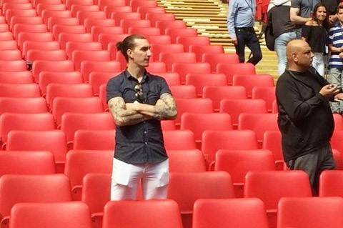 Ibrahimovic-tu-choi-om-ba