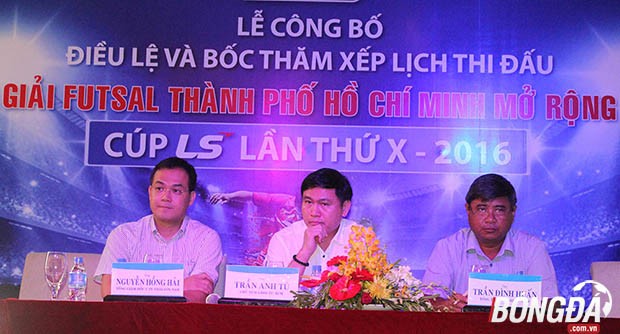 Đại diện ban tổ chức và nhà tài trợ giải  futsal mở rộng tranh Cup LS 2016. Ảnh: Đình Viên