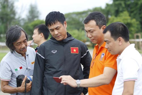 Với InStat, HLV Hữu Thắng sẽ có thêm ứng dụng hiện đại để hỗ trợ công tác huấn luyện. Ảnh: Dư Hải.