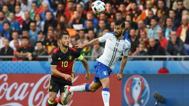 Eden Hazard liên tục tạo sức ép bằng những pha đi bóng lắt léo nhưng hàng phòng ngự Italia vẫn tỏ ra vô cùng chắc chắn. Ảnh: Internet.