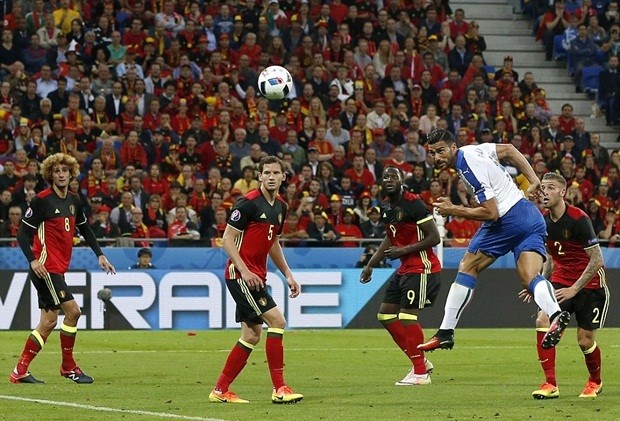 Italia ngay lập tức đáp trả bằng pha đánh đầu tuyệt đẹp của Graziano Pelle, tuy nhiên Thibaut Courtois vẫn tỏ ra vô cùng tập trung. Ảnh: Internet.