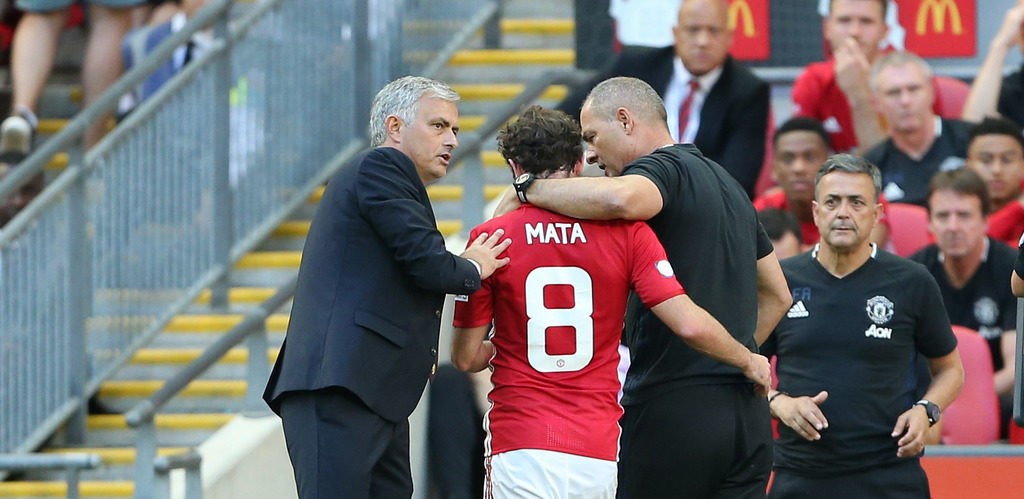 Jose-Mourinho-and-Juan-Mata-during-the-Community-Shield-win-1024x499