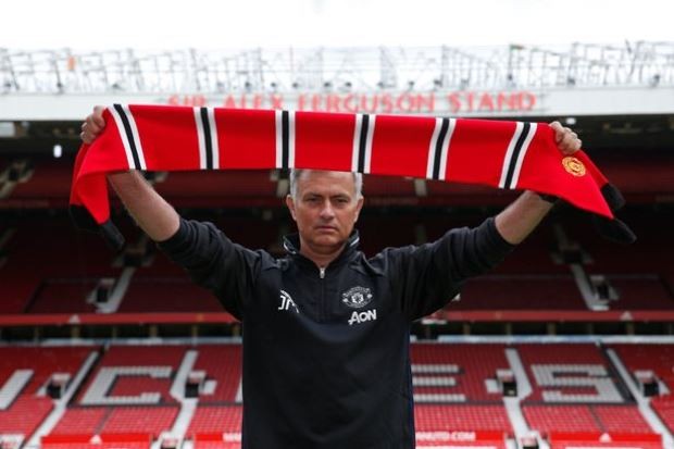 Jose-Mourinho-poses-ahead-of-the-press-conference
