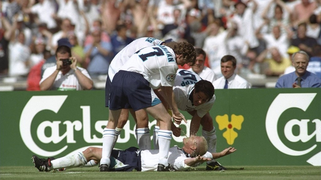 'Bữa tiệc nha khoa của Gazza’: Phút 78 trận đấu thuộc vòng bảng EURO 1996, nhận bóng từ Darren Anderton, Paul Gascoigne có pha chạm bóng cực kỳ tinh tế qua đầu Colin Hendry trước khi tung cú sút như đại bác vào lưới Scotland. Không chỉ lột tả những phẩm chất tốt nhất của người được gọi là “thiên tài bóng đá”, bàn thắng này còn đọng lại trong tâm trí người hâm mộ bởi bàn ăn mừng không giống ai. Gazza đã nằm lăn ở cầu môn Scotland để đồng đội xịt nước tới tấp vào miệng. Hành động này phỏng theo bức ảnh bữa tiệc thác loạn của tiền vệ số 8 cùng đồng đội trong chuyến du đấu tại Hong Kong vài tuần trước đó, chỉ khác là người đổ “nước” vào miệng Gascoigne không phải là McManaman, Sheringham mà là những người đẹp ở hộp đêm. Đây cũng là thông điệp đáp trả báo chí Anh, những người đã chỉ trích Gascoigne vì thói ăn chơi ngay trước giải đấu quan trọng mà người Anh đặt mục tiêu giành chức vô địch. Ảnh: Internet.