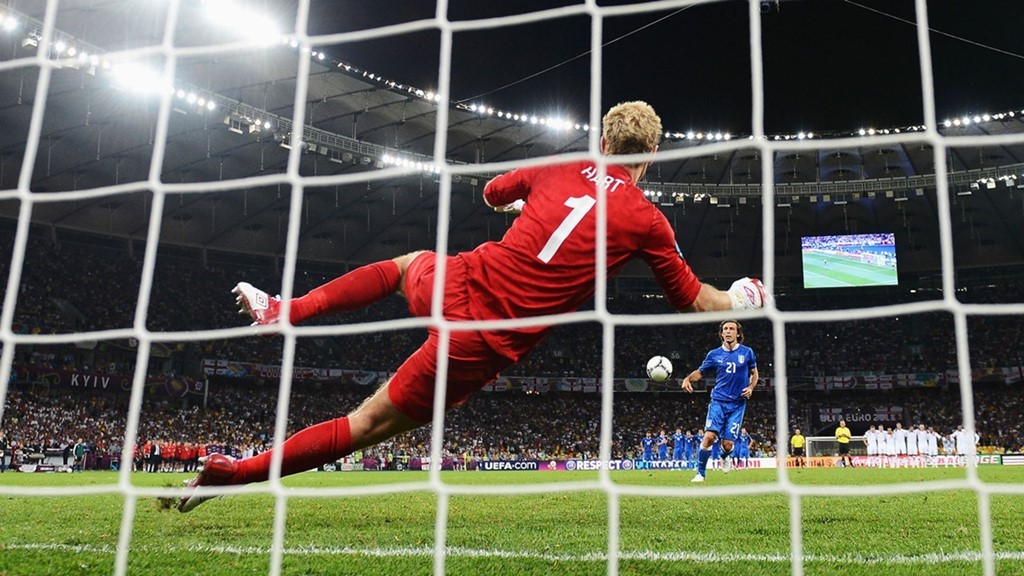 Cú Panenka của Pirlo: Sau 120 phút cầm chân nhau ở trận tứ kết tại EURO 2012, tuyển Anh và Italy kéo nhau đến loạt sút luân lưu cân não. Andrea Pirlo đã khiến cả thế giới phải ngả mũ thán phục khi thực hiện thành công cú panenka vào lưới Joe Hart trong hoàn cảnh Azzurri đang bị dẫn trước 1-2. Ngay sau cú đá đầy táo bạo của cựu tiền vệ Juventus, đoàn quân của HLV Cesare Prandelli đã thắng ngược “Tam sư” với tỷ số 4-2 sau 5 lượt sút penalty để thẳng tiến vào bán kết. Ảnh: Internet.