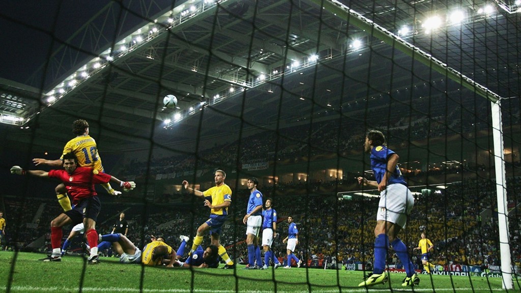 Cú đánh gót của Zlatan Ibrahimovic: Người hâm mộ đã được thưởng thức vô số siêu phẩm được thực hiện bởi Zlatan, trong đó phải kể đến cú đánh gót huyền thoại giúp tuyển Thụy Điển đánh bại Italy ở vòng bảng EURO 2004. Sau một tình huống lộn xộn, Gianluigi Buffon băng lên đấm bóng giải nguy, nhưng Ibrahimovic đột nhiên xuất hiện và tung cú đánh gót điệu nghệ đưa bóng vào góc cao khung thành trong sự ngỡ ngàng của toàn bộ hàng phòng ngự Azzurri. Ảnh: Internet.