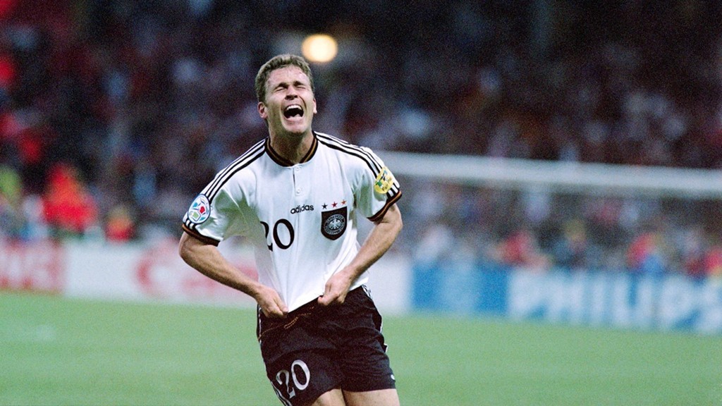 ‘Bàn thắng vàng’ của Bierhoff: EURO 1996 chứng kiến nhiều điều mới mẻ như áp dụng cách tính 3 điểm cho một trận thắng, tăng số đội tham dự lên 16 đội và không thể không nhắc đến luật bàn thắng vàng. Cầu thủ đội nào ghi bàn thắng ở thời điểm bất kỳ trong hiệp phụ, đội bóng đó sẽ ngay lập tức giành chiến thắng và đối thủ của họ sẽ không có cơ hội sửa chữa sai lầm. Huyền thoại Oliver Bierhoff chính là người đầu tiên mở màn cho đạo luật này bằng pha lập công đem về chức vô địch EURO 1996 cho tuyển Đức trong sự bất lực của CH Séc. Ảnh: Internet.