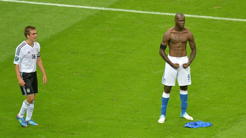 Khoảnh khắc siêu phàm của Balotelli: HLV Roberto Mancini từng nói: “Nếu Balotelli không thể trở thành cầu thủ hay nhất thế giới trong tương lai, thì đó là lỗi của cậu ta”. Tuy nhiên, màn trình diễn tốt nhất của tiền đạo ngườ Italy đã diễn ra cách đây 4 năm, đó là trận bán kết EURO 2012 với Đức. Cú đúp gồm một pha đánh đầu và một cú nã vào lưới Manuel Neuer đã đưa Azzurri vào trận chung kết gặp Tây Ban Nha. “Super Mario” ngày nào giờ đang vật lộn với chấn thương và sắp bị AC Milan trả về Liverpool trước thời hạn. Đáng buồn hơn, anh còn không có tên trong danh sách dự EURO năm nay của đoàn quân áo thiên thanh. Ảnh: Internet.
