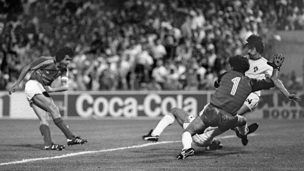 Bàn thắng quyết định của Michel Platini: Trận bán kết giữa chủ nhà Pháp và Bồ Đào Nha tại EURO 1984 được bầu chọn là một trong những trận đấu hay nhất trong lịch sử giải vô địch châu Âu. Hòa nhau với tỷ số 1-1 trong 90 phút đầu tiên, Bồ Đào Nha bất ngờ vươn lên dẫn trước 2-1 ở phút 98. Tuy nhiên, Domergue đã san bằng tỷ số 2-2 ở phút 114. Tưởng chừng như trận đấu sẽ phải giải quyết bằng loạt sút penalty thì Michel Platini đã kịp thời tỏa sáng bằng pha lập công đem về chiến thắng 3-2 cho “Gà trống Gaulois”. Bàn thắng này đã tạo tiền đề cho chức vô địch đầu tiên của “Les Bleus” ở một giải đấu mang tầm cỡ thế giới. Michel Platini cũng ẵm luôn cú đúp danh hiệu cầu thủ hay nhất và vua phá lưới với 9 pha lập công tại kỳ EURO được tổ chức trên quê hương mình. Ảnh: Internet.