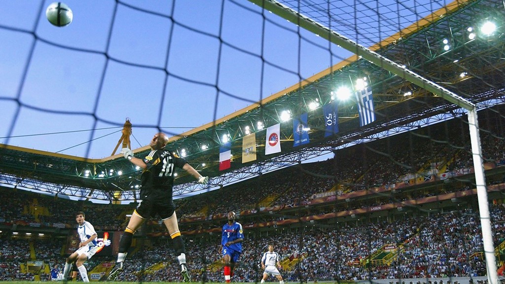 Hy Lạp đăng quang EURO 2004: Dù không được đánh giá cao nhưng Hy Lạp đã viết nên “câu chuyện thần thoại” ở giữa thế kỷ 21 bằng chức vô địch khó tin nhất trong lịch sử các kỳ EURO. Sau khi may mắn vượt qua vòng bảng, đoàn quân của HLV Otto Rehhagel đã lần lượt đánh bại hai ứng cử viên nặng ký cho chức vô địch là Pháp và CH Séc với cùng tỉ số 1-0. Đối mặt với Bồ Đào Nha với dàn sao Ronaldo, Figo, Rui Costa,… ở trận chung kết, Hy Lạp tiếp tục duy trì lối chơi tử thủ và họ đã khiến đội chủ nhà phải khóc hận khi Charisteas đánh đầu tung lưới thủ thành Ricardo từ một tình huống phạt góc. Ảnh: Internet.