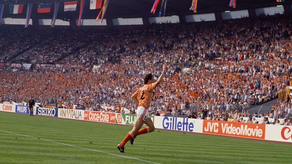 Cú volley của Van Basten: EURO 1988 chứng kiến sự thăng hoa của tuyển Hà Lan và đặc biệt là Marco Van Basten. Cú bắt volley từ góc hẹp của huyền thoại sinh năm 1964 đã in đậm trong tâm trí người hâm mộ qua nhiều thế hệ. Ảnh: Internet.