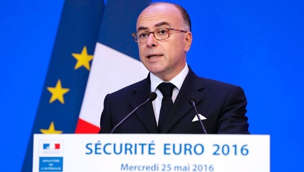 Bộ trưởng Bernard Cazeneuve trực tiếp chỉ đạo an ninh EURO 2016 và Tour de France. Ảnh: Internet.