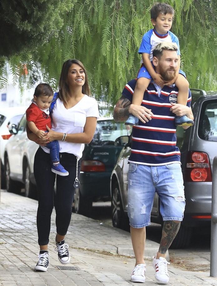 Lionel-Messi-dua-con-toi-