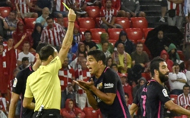 luis-suarez-booked-1477832385659