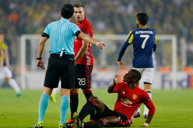 Manchester-Uniteds-Paul-Pogba-with-referee-Milorad-Mazic-before-going-off-injured