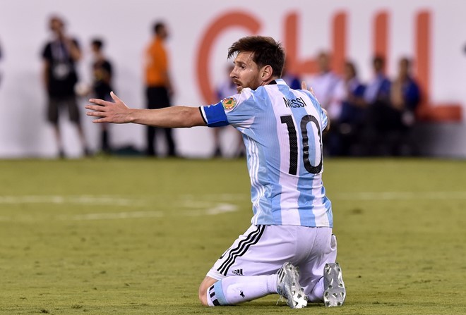 MaradonaMessi1