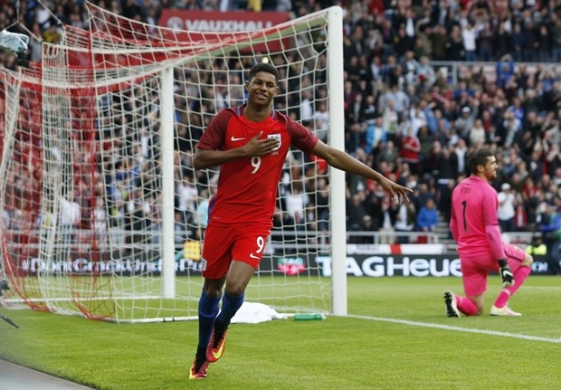 Marcus Rashford sẽ đi cong đường của Wayne Rooney hay Theo Walcott? Ảnh: Internet.