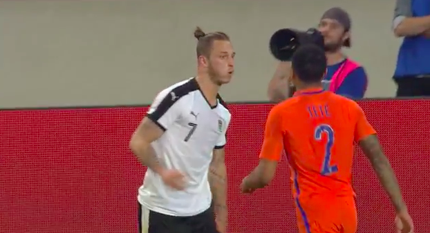 Arnautovic nhổ nước bọt vào mặt Kenny Tete. Ảnh: Internet.